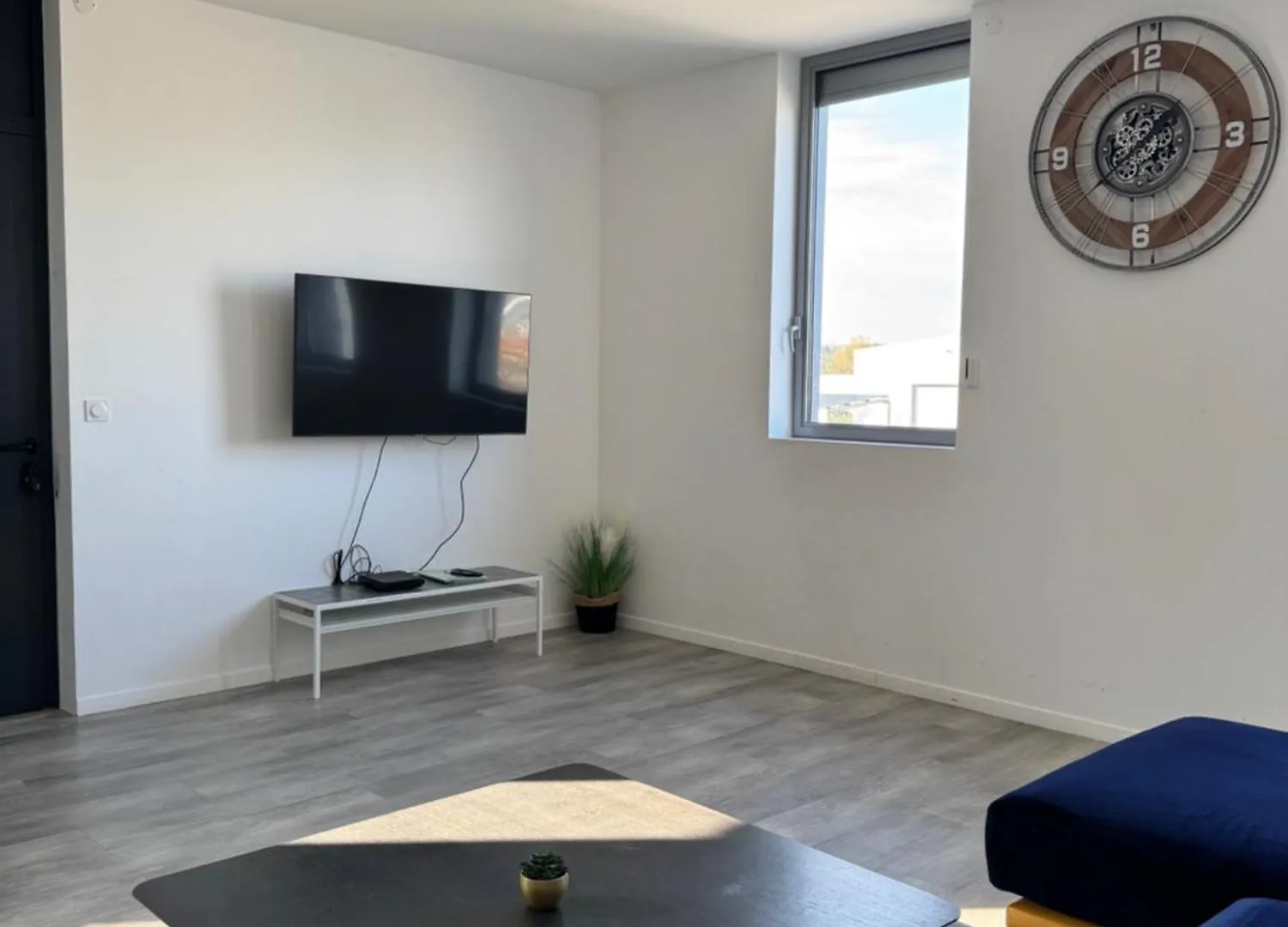 Appartement Loft épuré avec parking privé. à Saint-Symphorien-dʼOzon