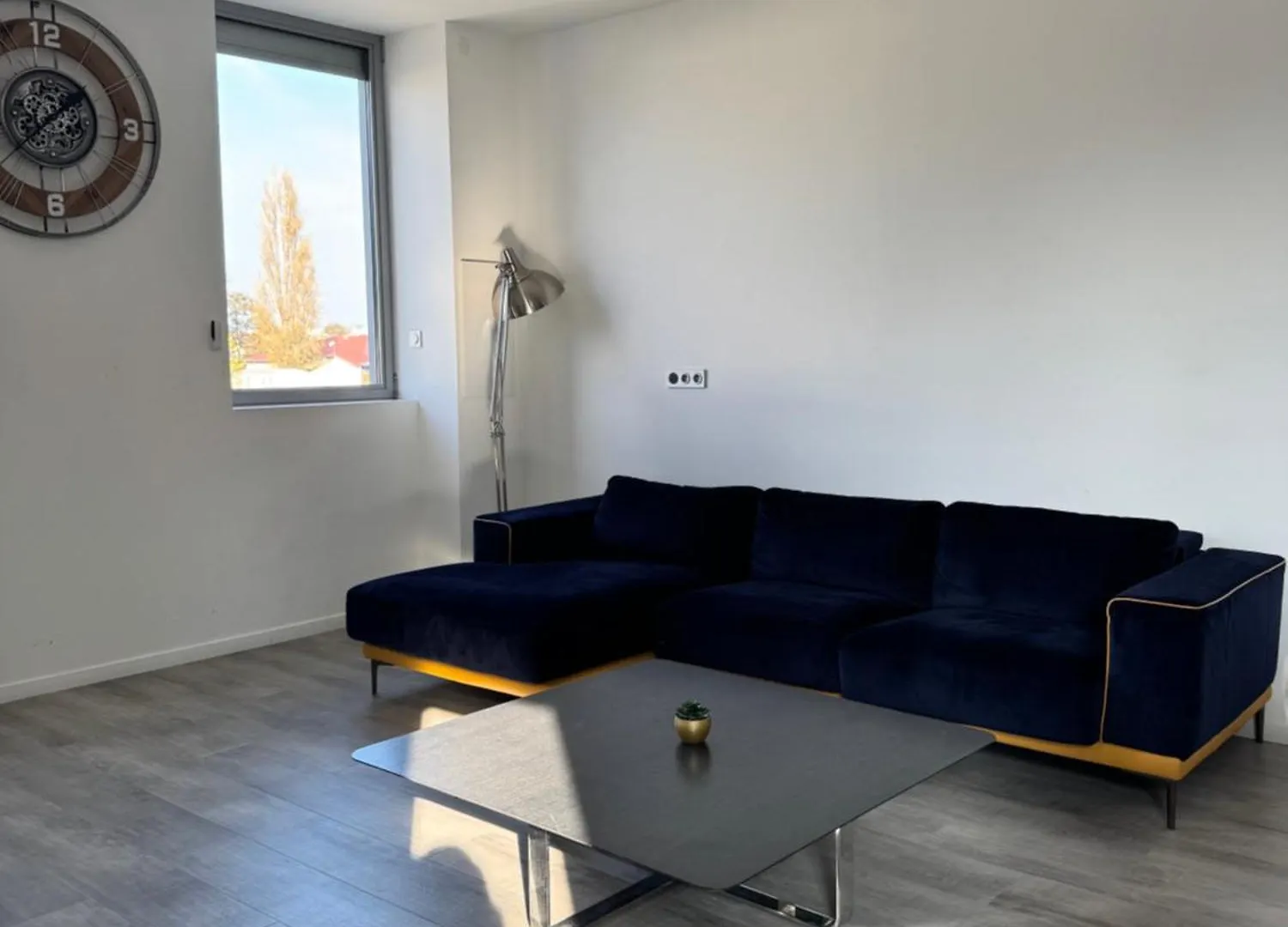 Appartement Loft épuré avec parking privé. à Saint-Symphorien-dʼOzon 0*,  France