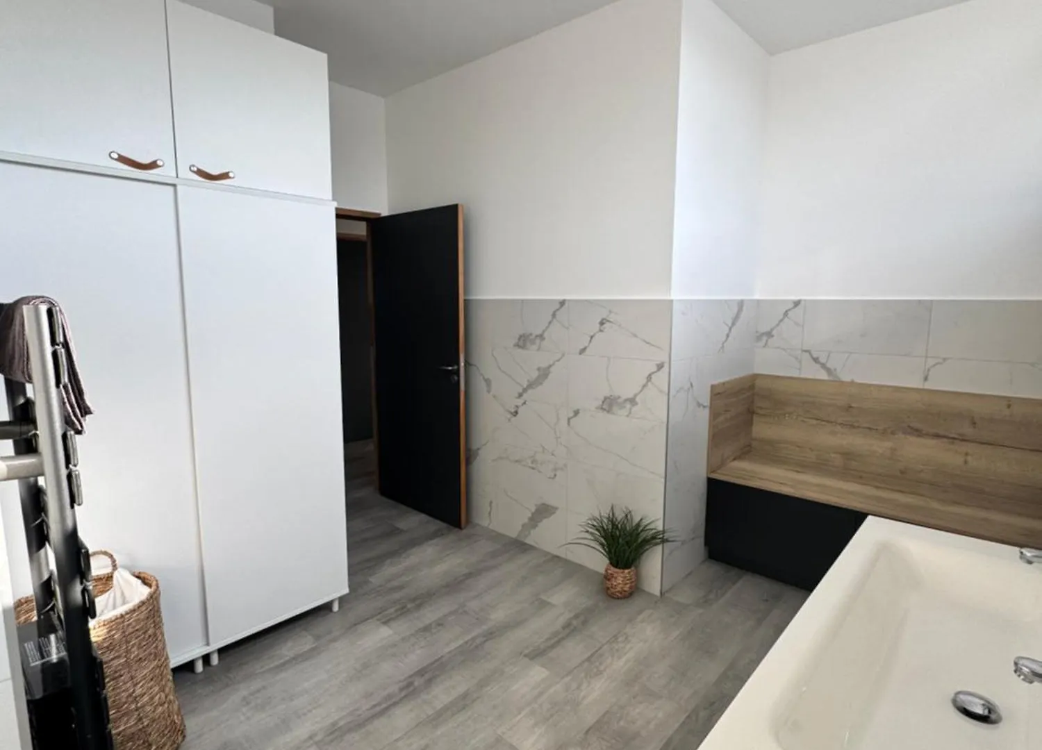 Appartement Loft épuré avec parking privé. à Saint-Symphorien-dʼOzon