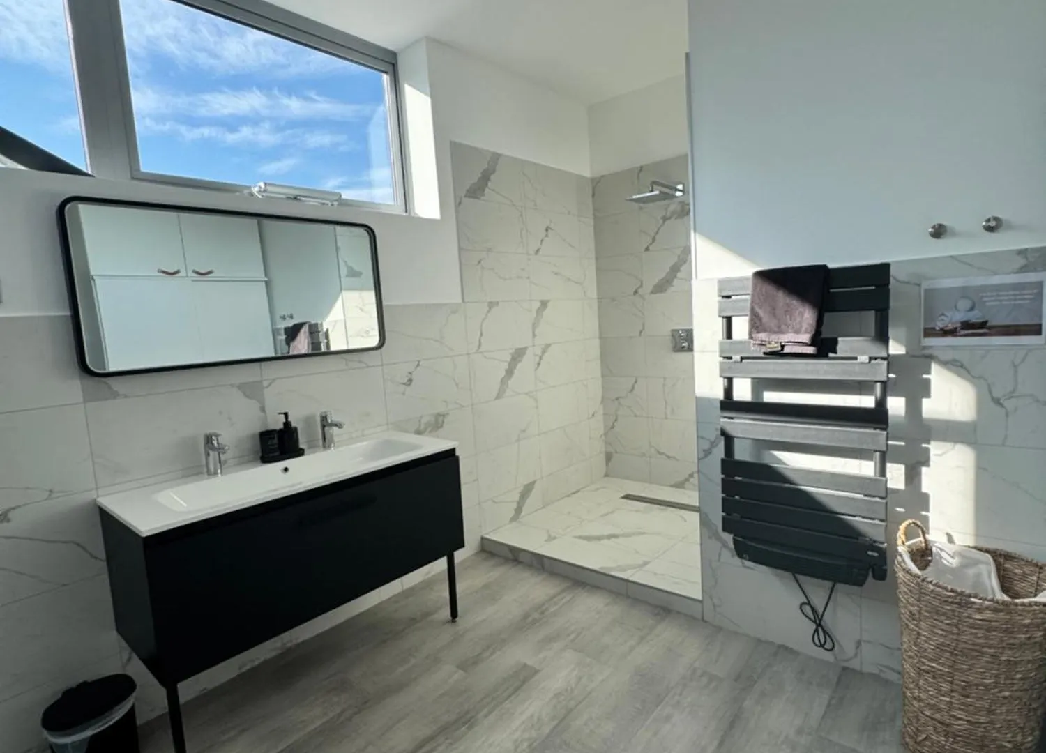 Appartement Loft épuré avec parking privé. à Saint-Symphorien-dʼOzon