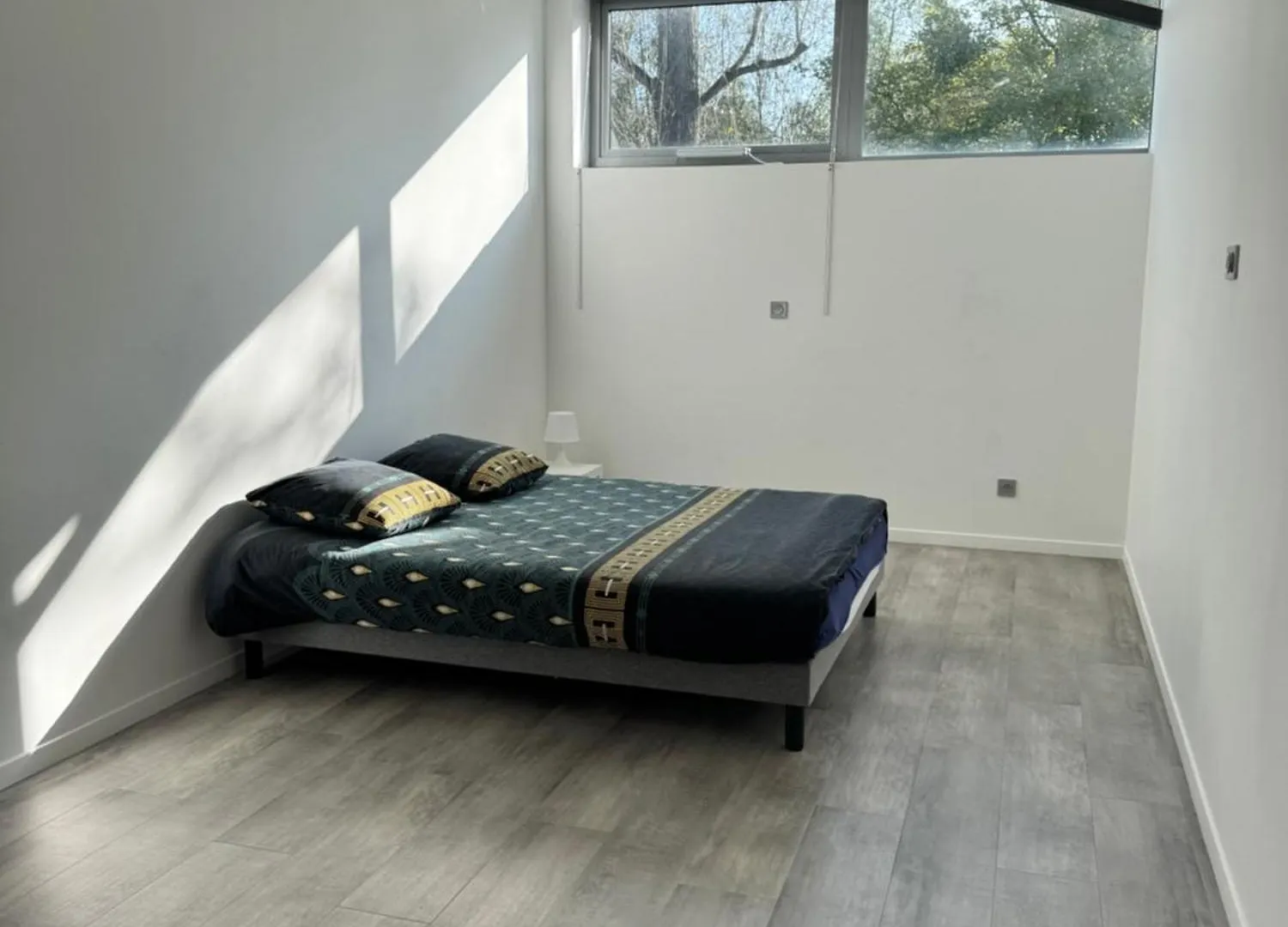 Appartement Loft épuré avec parking privé. à Saint-Symphorien-dʼOzon